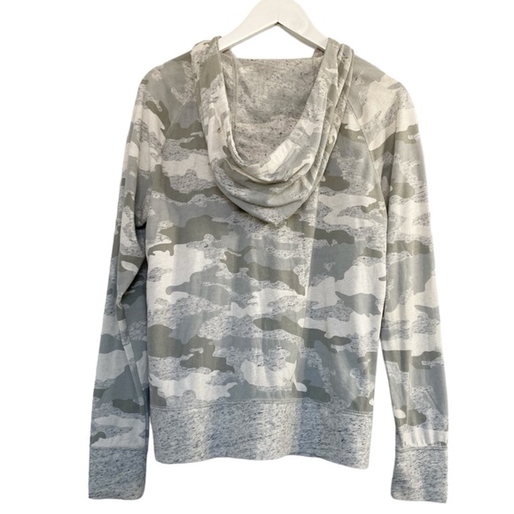NIKE Women’s Zip Up Hooded Sweatshirt Gray Camouflage Medium Lightweight Workout - Picture 6 of 6
